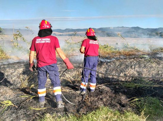 Tarquinia - Incendio di sterpaglie su strada di Montericcio 