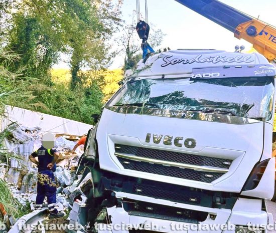 Gallese - Tir si ribalta sulla Sp 150 - L'intervento della protezione civile