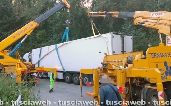 Gallese - Tir si ribalta sulla Sp 150 - L'intervento della protezione civile