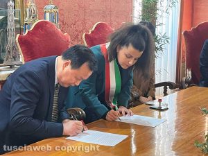 Viterbo - La delegazione cinese in vista al comune - La firma dell'accordo con la sindaca Chiara Frontini