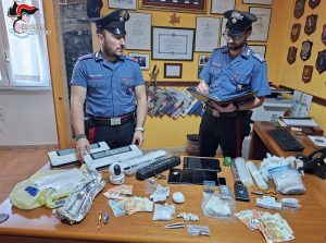 Canino - Carabinieri - Lo stupefacente e il materiale trovato in casa