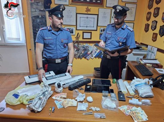 Canino - Carabinieri - Lo stupefacente e il materiale trovato in casa