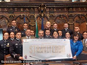 Viterbo - La cerimonia di consegna dei fondi raccolti alla Straviterbo