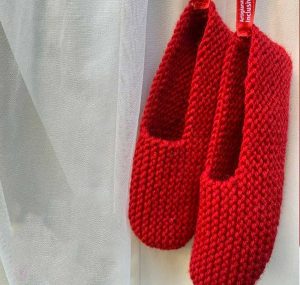 Un paio di scarpette rosse fatte all'uncinetto