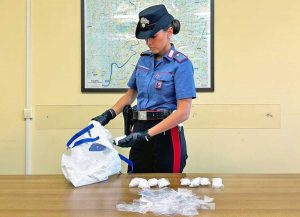 Roma - Carabinieri - Droga nascosta nella busta della spesa