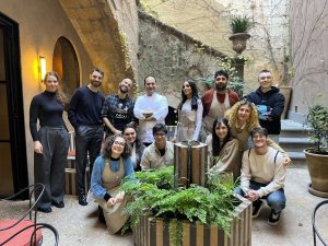 Alcuni volontari della Fondazione al termine di un laboratorio di cucina