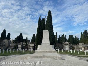 Viterbo - Il monumento ai caduti ripulito al cimitero