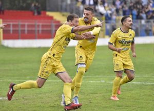 L'esultanza della Scafatese che ha espugnato il Madami