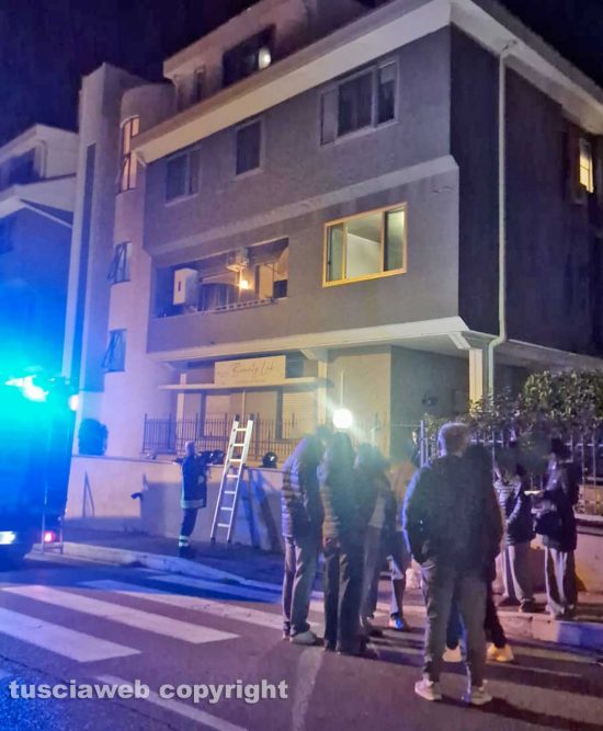 Viterbo - Appartamento in fiamme in via Po