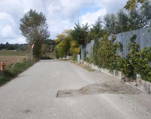 La strada danneggiata a Paparano