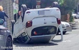 Capranica - Scontro tra due auto, una ribalta