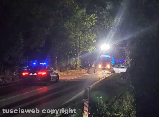 Civita Castellana - Auto contro albero sulla Nepesina