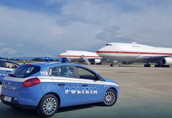 La polizia in aeroporto per le operazioni di rimpatrio