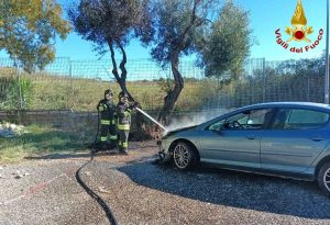 Civitavecchia - Auto in fiamme nel parcheggio delle terme della Ficoncella