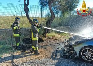 Civitavecchia - Auto in fiamme nel parcheggio delle terme della Ficoncella