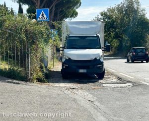 Il furgone parcheggiato sulla Cimina