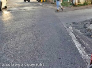 Bagnaia - Assenza strisce pedonali a ridosso del passaggio a livello