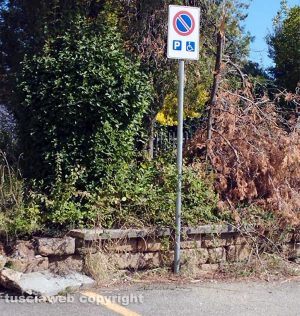 Viterbo - Cede una parte del muro in un parcheggio per disabili