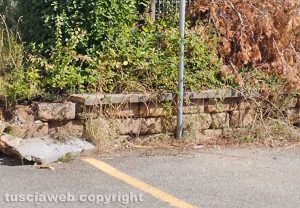 Viterbo - Cede una parte del muro in un parcheggio per disabili - Al Pilastro, dietro allo stadio Rocchi