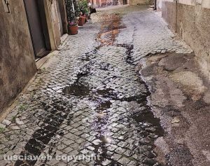 Vetralla - Perdita d'acqua vicino piazza dell'Oca