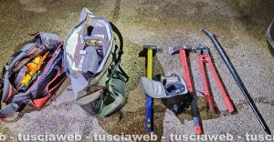 Vasanello - Gli arnesi rinvenuti nell'auto segnalata dalla videosorveglianza