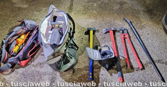 Vasanello - Gli arnesi rinvenuti nell'auto segnalata dalla videosorveglianza 