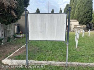 Viterbo - San Lazzaro - Un pannello informativo diventato illeggibile 