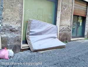 Viterbo - Materassi abbandonati nel centro storico