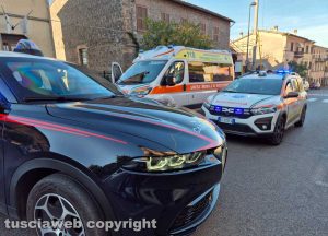 Una pattuglia dei carabinieri e il personale sanitario del 118