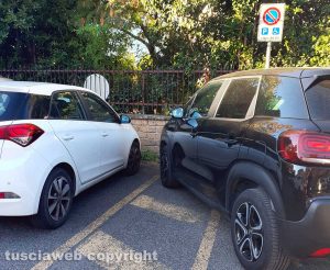 Viterbo - Via Rossini - Parcheggio per i disabili occupato da un cittadino non autorizzato