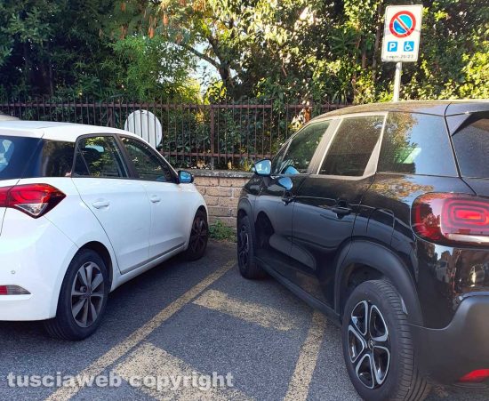 Viterbo - Via Rossini - Parcheggio per i disabili occupato da un cittadino non autorizzato