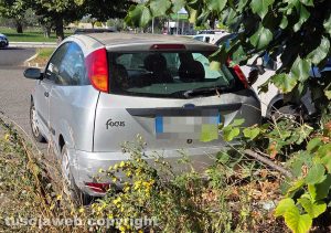 Viterbo - Auto abbandonata nel parcheggio del cimitero San Lazzaro