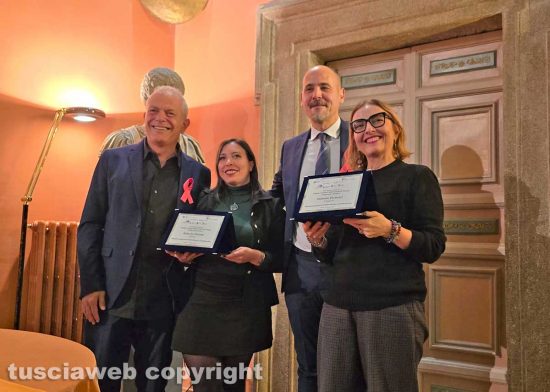 Viterbo - Forme e colori - Gismondi e Lupidi consegnano le menzioni speciali a Roberta Pietrini e Stefania Pochesci