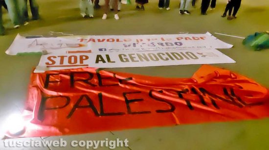 Viterbo - Cori e proteste in piazza del Comune dopo il blocco della flottiglia diretta a Gaza