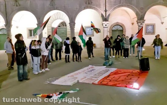 Viterbo - Cori e proteste in piazza del Comune dopo il blocco della flottiglia diretta a Gaza