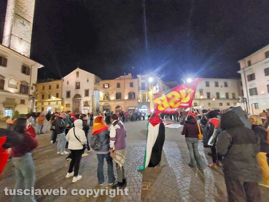 Viterbo - Cori e proteste in piazza del Comune dopo il blocco della flottiglia diretta a Gaza
