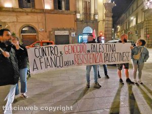 Viterbo - Cori e proteste in piazza del Comune dopo il blocco della flottiglia diretta a Gaza