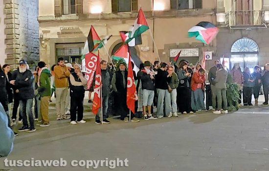 Viterbo - Cori e proteste in piazza del Comune dopo il blocco della flottiglia diretta a Gaza