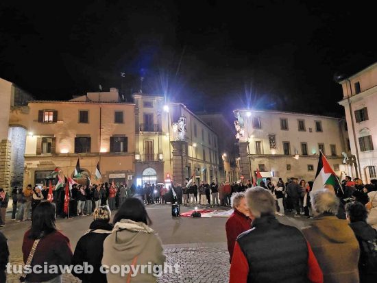 Viterbo - Cori e proteste in piazza del Comune dopo il blocco della flottiglia diretta a Gaza