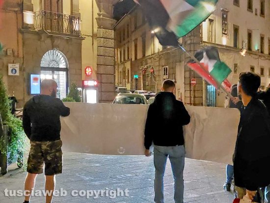 Viterbo - Cori e proteste in piazza del Comune dopo il blocco della flottiglia diretta a Gaza