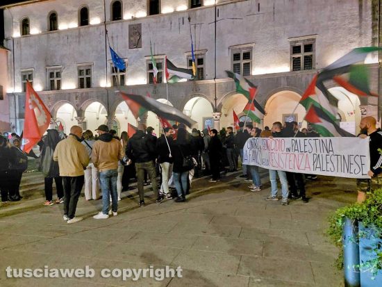 Viterbo - Cori e proteste in piazza del Comune dopo il blocco della flottiglia diretta a Gaza