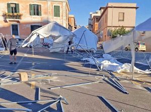Civitavecchia - Il vento abbatte i gazebo del Mercato a piazza XXIV Maggio