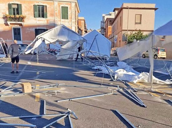 Civitavecchia - Il vento abbatte i gazebo del Mercato a piazza XXIV Maggio