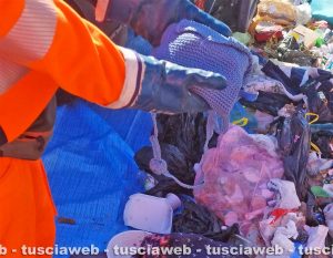 Gli addetti Viterbo Ambiente ritrovano tra i rifiuti la borsetta gettata per errore