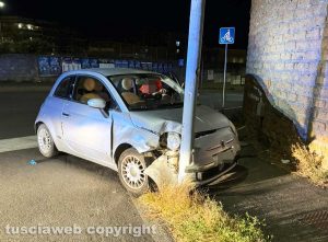 Viterbo - Auto contro palo in via Cattaneo