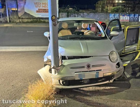 Viterbo - Auto contro palo in via Cattaneo