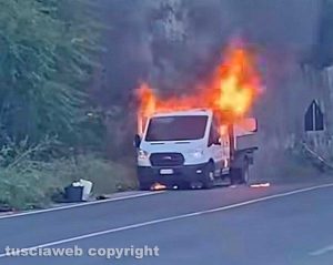 Viterbo - Furgone in fiamme sulla Cassia