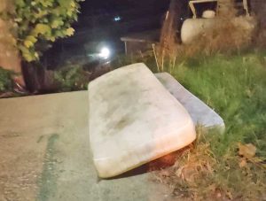 Civitavecchia - Materassi abbandonati in strada