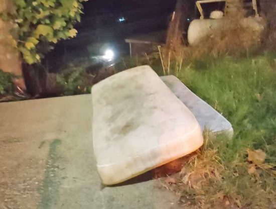 Civitavecchia - Materassi abbandonati in strada