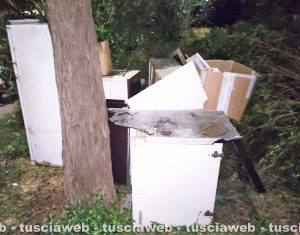 Civitavecchia - elettrodomestici abbandonati per strada